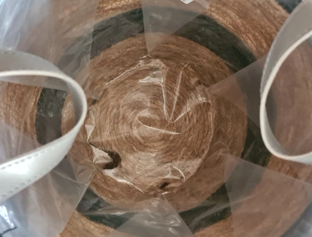 עציץ חבלים בצבע טבעי עם זוג ידיות וציפוי ניילון פנימי מעוטר בפסים בירוק ככה, בגובה 30 ס"מ מאפייני סל