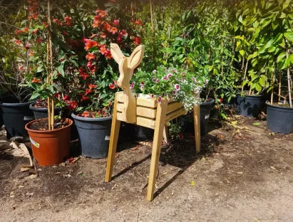 אדנית עץ דמוית במבי עם פרחי עונה צבעוניים