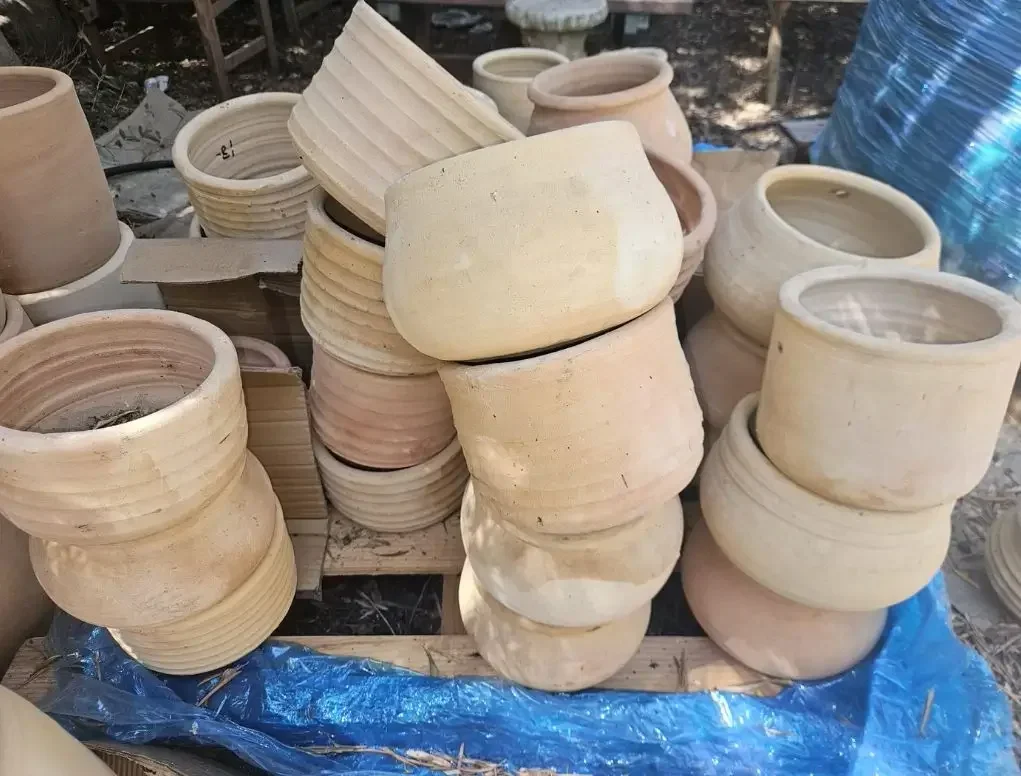 עציץ חרס קטן בכמה צורות ובמחיר אחיד