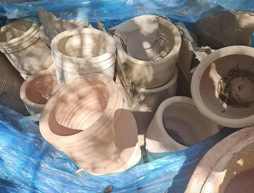 עציץ חרס קטן בכמה צורות ובמחיר אחיד