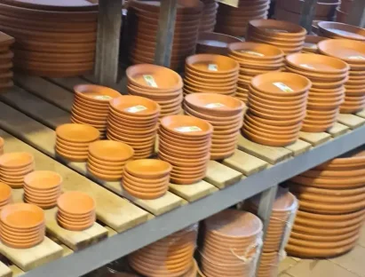 תחתית לעציץ טרקוטה מדגם 015, עשויה חרס טבעי בצבע חום-כתום קלאסי. מיועדת לאיסוף עודפי מים ולשמירה על