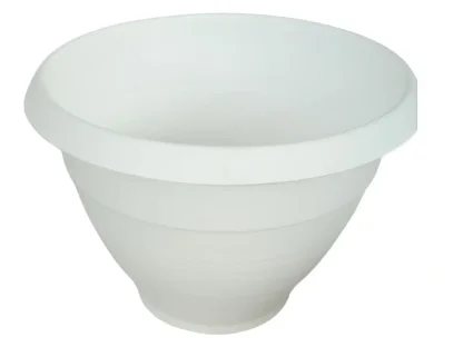 עציץ פלסטיק גדול בצבע לבן, בעיצוב רחב עם שוליים בולטים. מתאים לשתילה בגינה, במרפסת או בחצר.