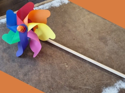 שבשבת צבעונית על מקל עץ לנעיצה