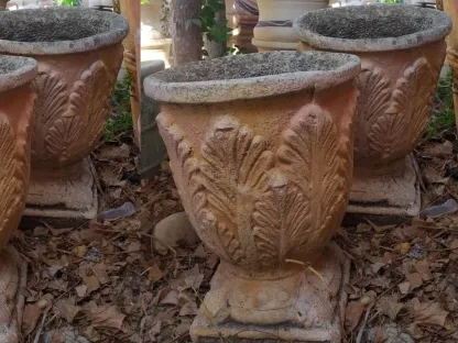 כד גביע בטון צבוע ומעוטר בכתום גובה 55 ס"מ