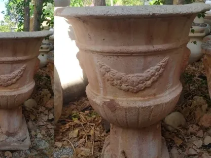 כד גביע בטון צבוע ומעוטר בכתום גובה 75 ס"מ