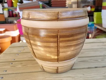 עציץ טרקוטה צבעוני מעוטר לשתילה בצבע חום בהיר