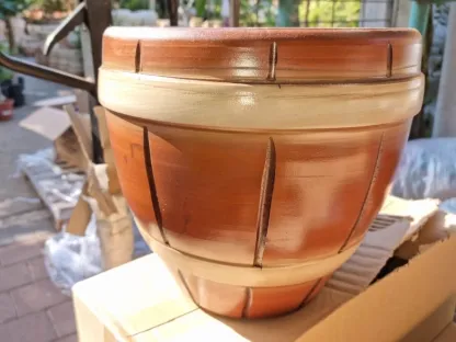 עציץ טרקוטה צבעוני מעוטר לשתילה בצבע כתום