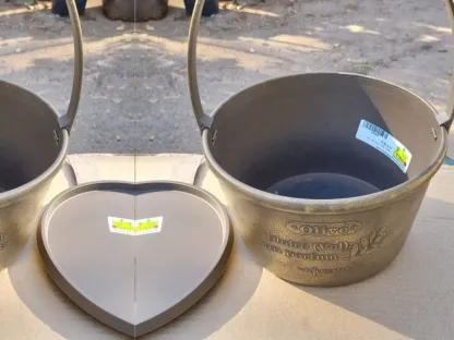 סלסלת פלסטיק קשיח מעוטרת בהטבעה