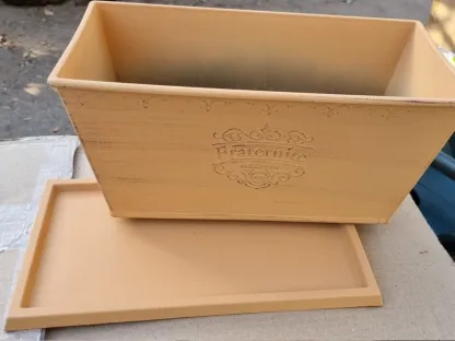 תחתית לאדנית מעוטרת אפרסק