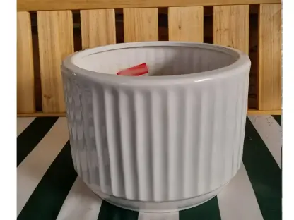 עציץ קרמיקה לבן מעוטר פסים אנכיים בקוטר 20, 26 ו-32 ס"מ לשתילה דגם VG39