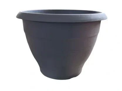 עציץ פלסטיק גדול בצבע אפור, בעיצוב רחב עם שוליים בולטים. מתאים לשתילה בגינה, במרפסת או בחצר.