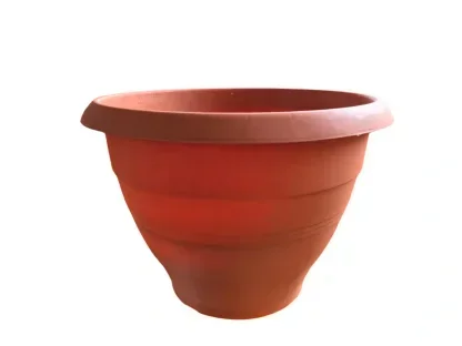 עציץ פלסטיק גדול בצבע טרקוטהן, בעיצוב רחב עם שוליים בולטים. מתאים לשתילה בגינה, במרפסת או בחצר.