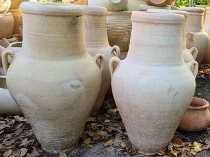 כד גבוה עם שתי ידיות