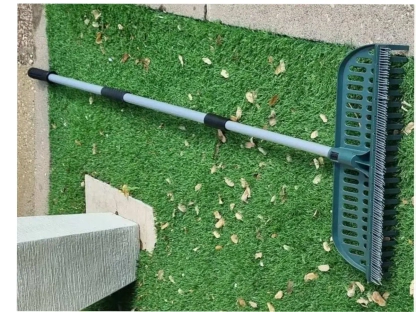 מגרפה לדשא סינטטי