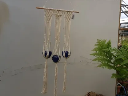 מקרמה לשלישית עציצים