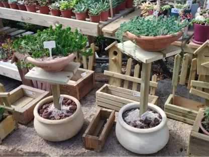 מעמד לעציץ מעץ לגינה ולמרפסת