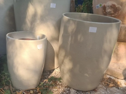 עציץ גלזורה מבריק בקרם נקוב, כבד גבוה ויחסית צר לשתילה,