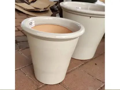 כד קוני כבד מקרמיקה בציפוי גלזורה בקוטר חיצוני 27 ס"מ בצבע בז'