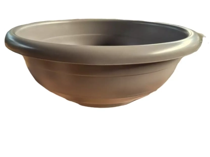 קערת פלסטיק בקוטר 40 או 60 ס"מ לא נקובה בצבע חאקי ניתנת לניקוב לפני שתילה, בנפח 11 ליטר