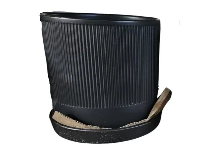 עציץ קרמיקה שחור מט בקוטר 15 ס"מ עם תחתית תואמת