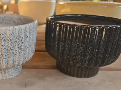 קערה אריאל בצורת פטריה בשחור מנוקד ובלבן מנוקד נקוב לשתילה