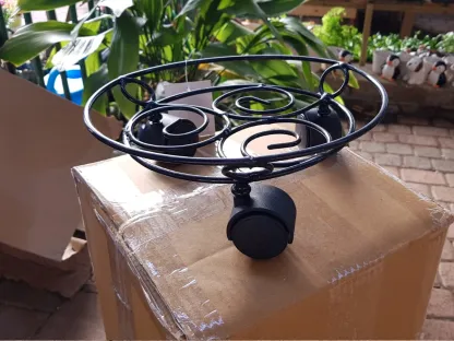 מעמד לעציצים על 3 גלגלים בצבע שחור עם פרזול ברזל בקוטר 30 ס"מ