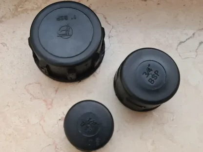 פקק פלסטיק שחור עם חלל הברגה פנימית בקוטר חצי, שלושת-רבעי, או אחד צול לסגירת ברז גן