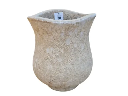 כד חרס עתיק כבד בצבע קרם עם פתח מתעגל