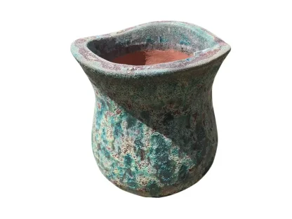 כד חרס עתיק כבד בצבע טורקיז עם פתח מתעגל