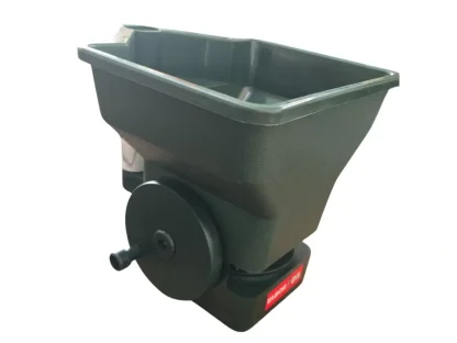 מדשנת ידנית דגם D5 בצבע ירוק בגודל 20x15 ס"מ, עם מנגנון סיבובי להפצת דשן וזרעים בצורה אחידה. מבצע מי