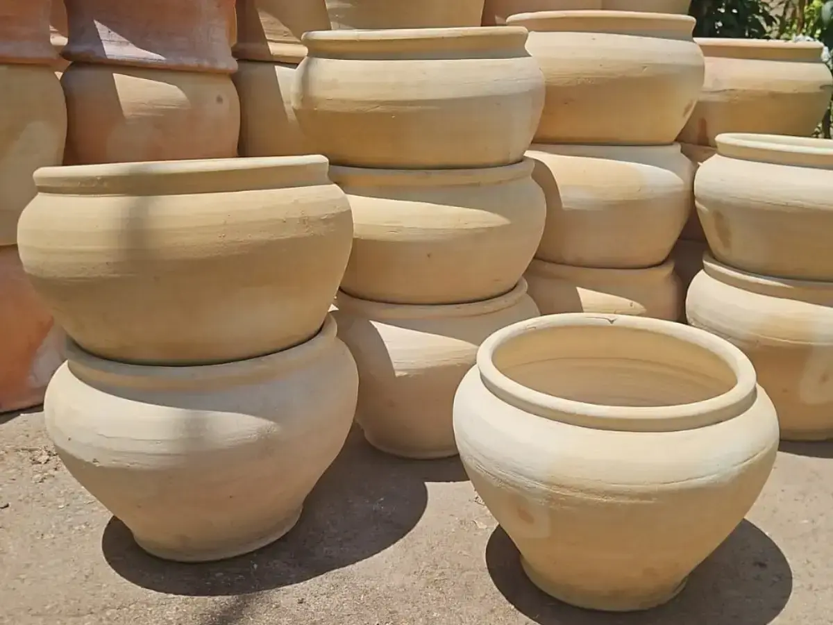 עציץ חרס חברוני אגסי נמוך ורחב בעבודת יד