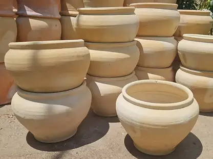 עציץ חרס חברוני אגסי נמוך ורחב בעבודת יד