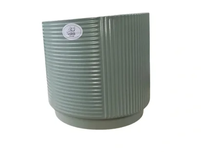 עציץ קרמיקה ירוק-מרווה בטקסטורת פסים, שלושה גדלים