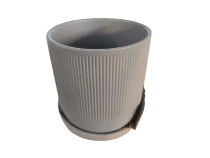 עציץ קרמיקה אפור בהיר עם פסים ותחתית בקוטר 15 ס"מ