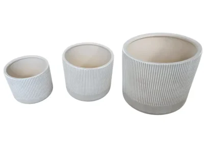 עציץ קרמיקה פסים לבן – מראה קלאסי ונקי