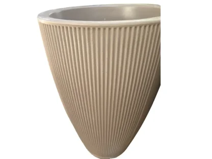 עציץ פלסטיק ברזילאי בצבע מוקה, בצורת קונוס עם דפנות מחורצות, עומד על בסיס צר ומתרחב כלפי מעלה.