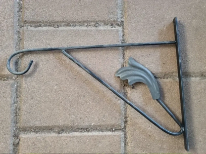 מתלה משולש לקיר עלה