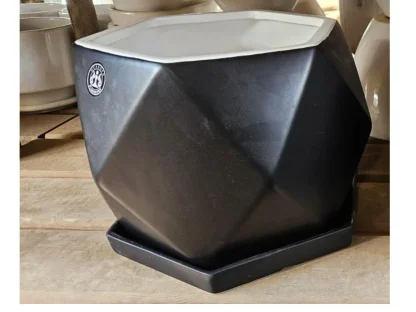 עציץ משושה שחור מט עם תחתית 18 ס״מ