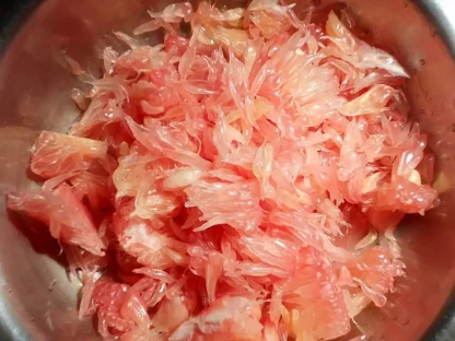 פומלו אדום צ׳נדלר – ציפה אדמדמה עסיסית לאחר קילוף