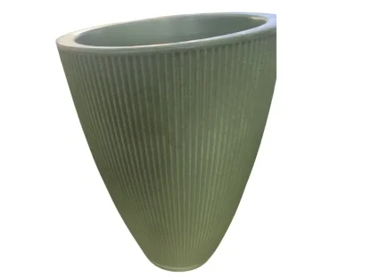 עציץ פלסטיק ברזילאי בצבע ירוק פיסטוק בצורת קונוס עם דפנות מחורצות, עומד על בסיס צר ומתרחב כלפי מעלה.