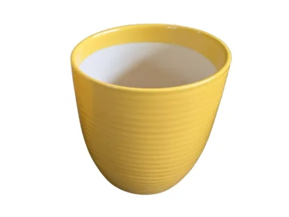 עציץ קרמיקה צהוב מט – עיצוב פסים קלאסי ועדין