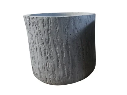 עציץ פיבר אפור בצורת צילינדר במרקם עץ