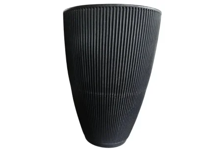 עציץ פלסטיק ברזילאי בצבע שחור, בצורת קונוס עם דפנות מחורצות, עומד על בסיס צר ומתרחב כלפי מעלה.