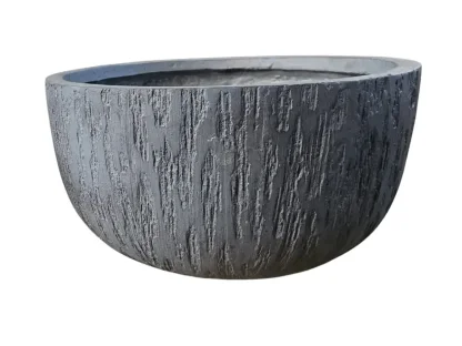 עציץ פיבר אפור רחב בצורת קערה במרקם עץ