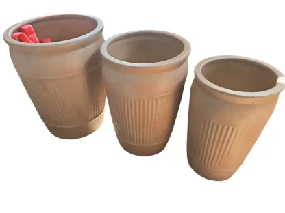 עציץ פסים קרם־אדמדם, זמין בקטרים 39, 32, 26 ס"מ