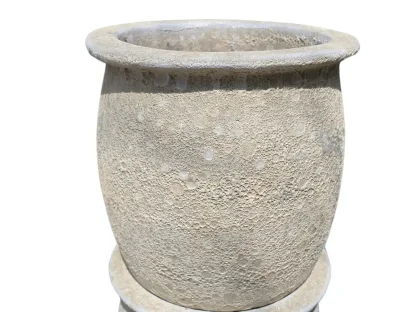 כד חרס עתיק בגלזורה ויאטנמית בגוון קרם