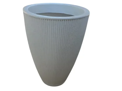 עציץ פלסטיק ברזילאי בצבע לבן מנוקד, בצורת קונוס עם דפנות מחורצות, עומד על בסיס צר ומתרחב כלפי מעלה.