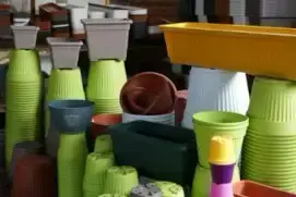 בקלשתיל רוכשים עציצים, אדניות, אדניות עץ, עציצים מפיבר, אדניות פיבר, עציצים נתלים, תחתיות לעציצים, ע