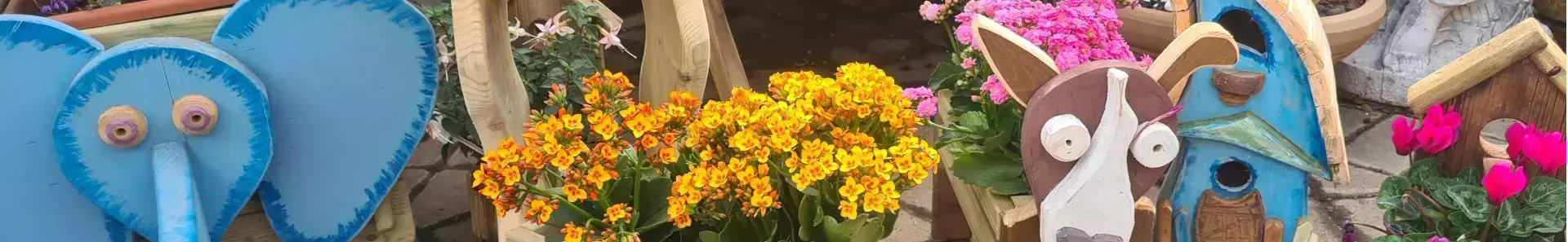 אדניות עץ מעוצבות, שובכים מעוצבים לציפורים ועוד חפצי אמנות מגולפים בעבודת יד לגן, למרפסת למשרד ולבית