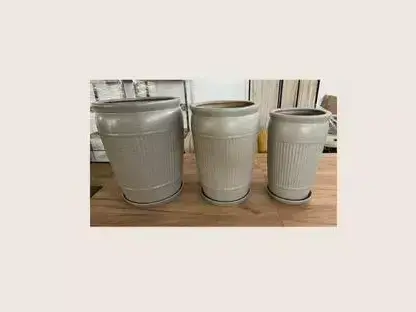 כד מעוטר פסים אופקיים בצבע בטון